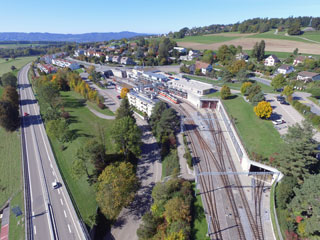 Drohnenfoto: Forch, Bahnhof mit Depot der Forchbahn, von Osten her.