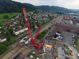 Drohnenfoto: Pfungen, neue Unterführung, grösster Raupenkran der Schweiz.