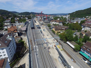 Drohnenfoto: Liestal, Umbau auf 4 SBB Gleise, links Meterspur der Waldenburgerbahn.
